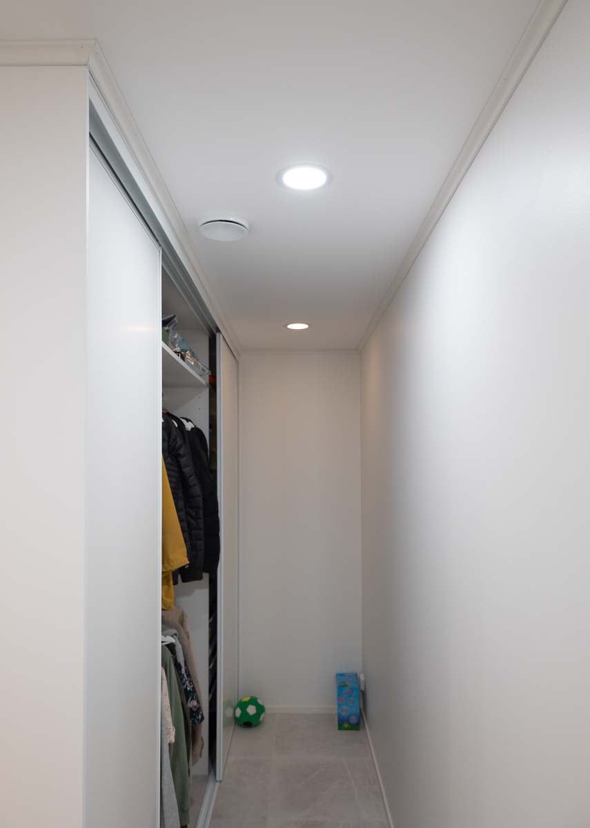 I Plafoni ad ampia apertura portano la luce nell'angusto spazio del guardaroba. LedStore.fi